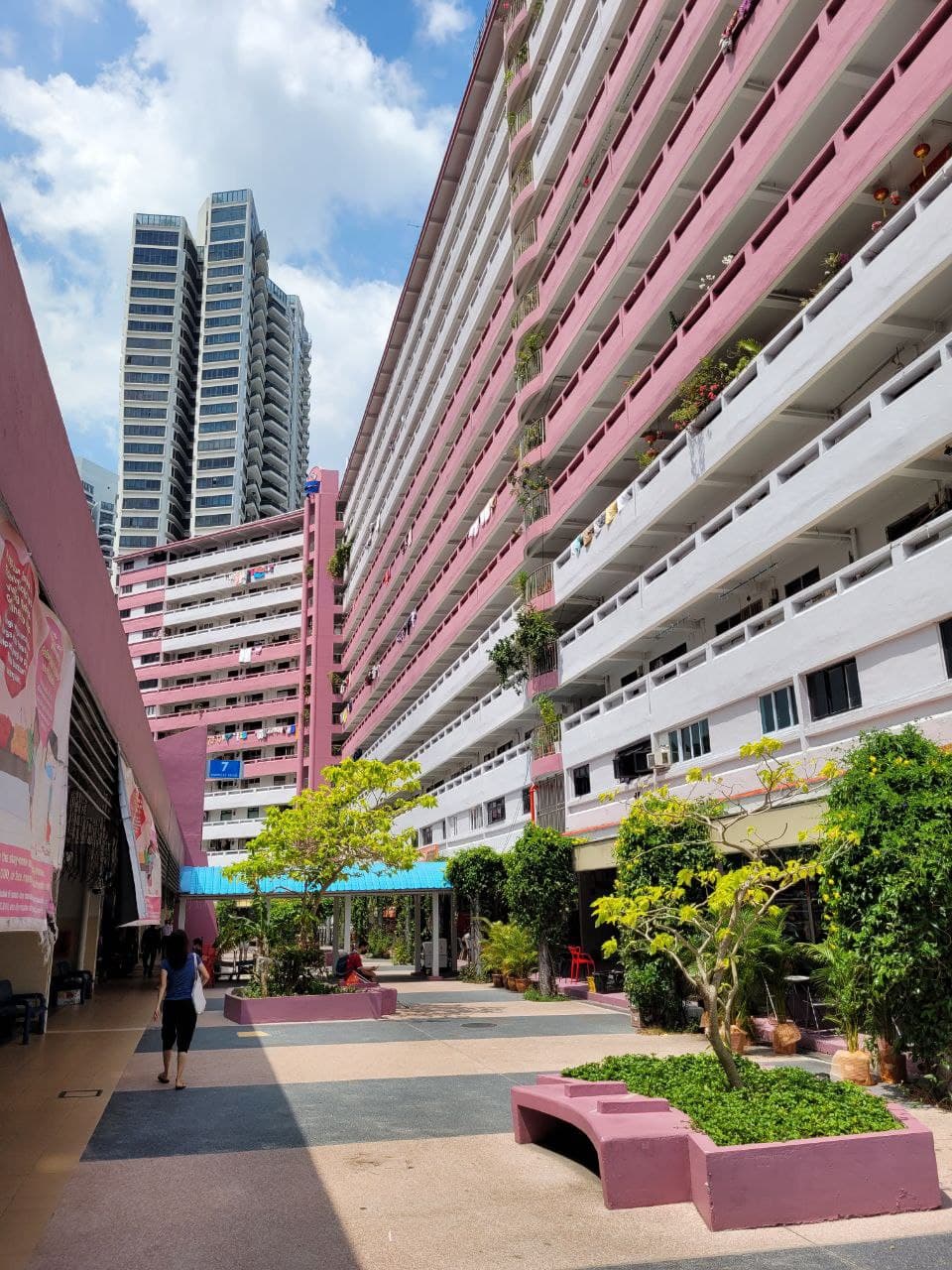 Facilitating social mixing in public spaces