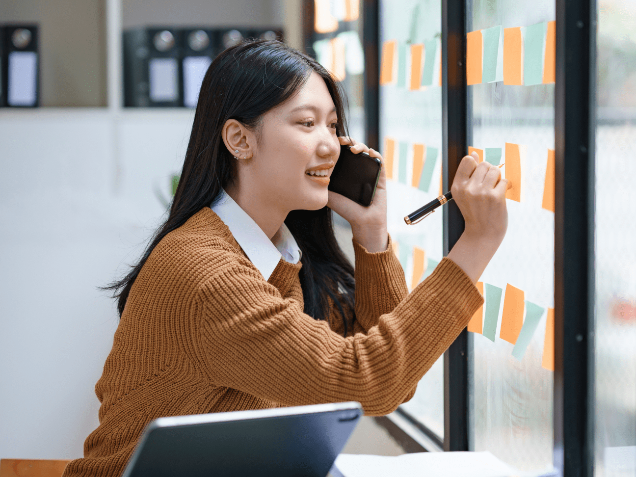 Woman taking notes on post it