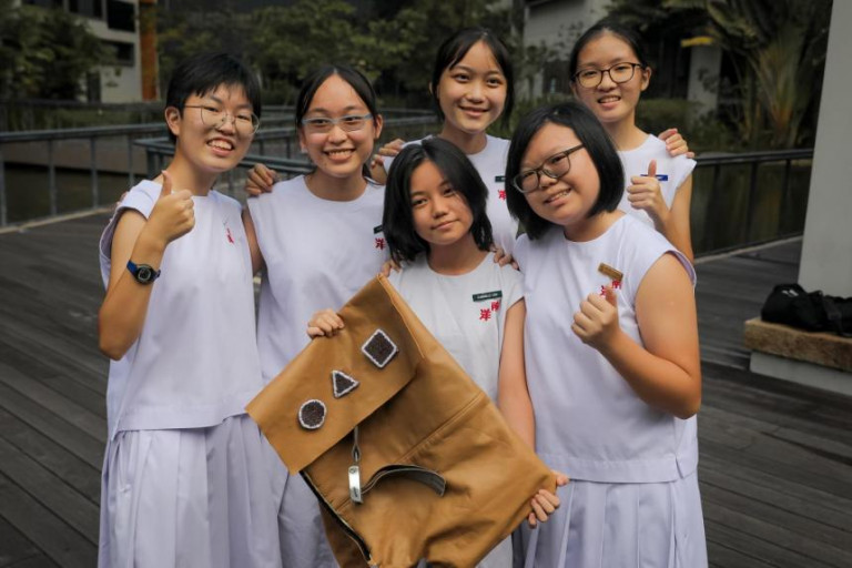 南洋女中六名女生利用客舱座椅和安全带升级再造成双肩包，获得中学组首奖。（陈来福摄）